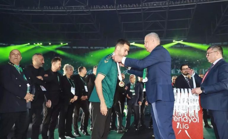 Şampiyonluk töreninde İbrahim Hacıosmanoğlu’na soğuk duş