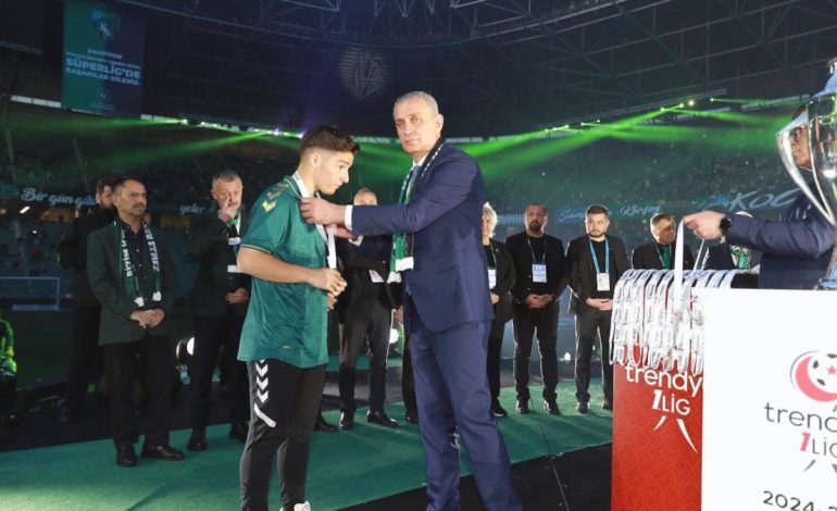 Şampiyonluk töreninde İbrahim Hacıosmanoğlu’na şok protesto!