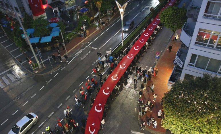 Samsun’da 1919 metrelik dev bayrakla yağmur altında tarihi yürüyüş