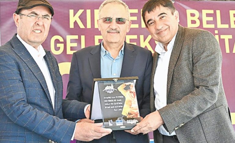 Saygı Öztürk’e plaket