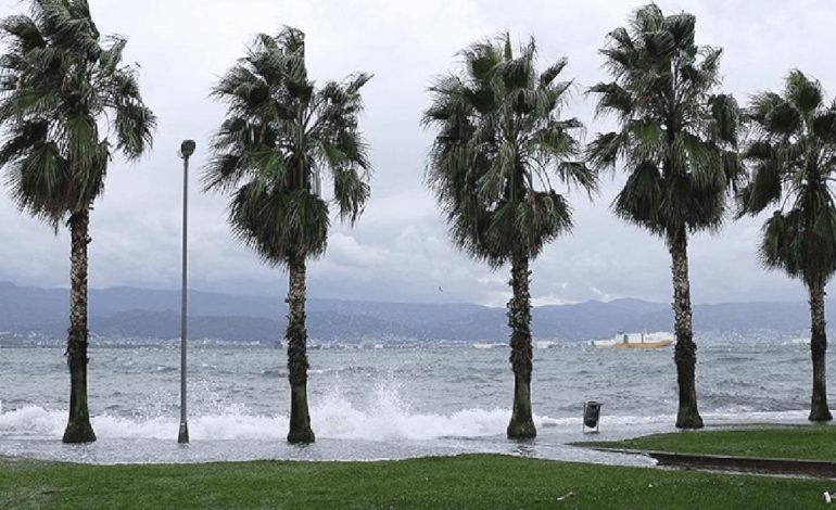 Şiddetli rüzgar Kocaeli’ni uçurdu