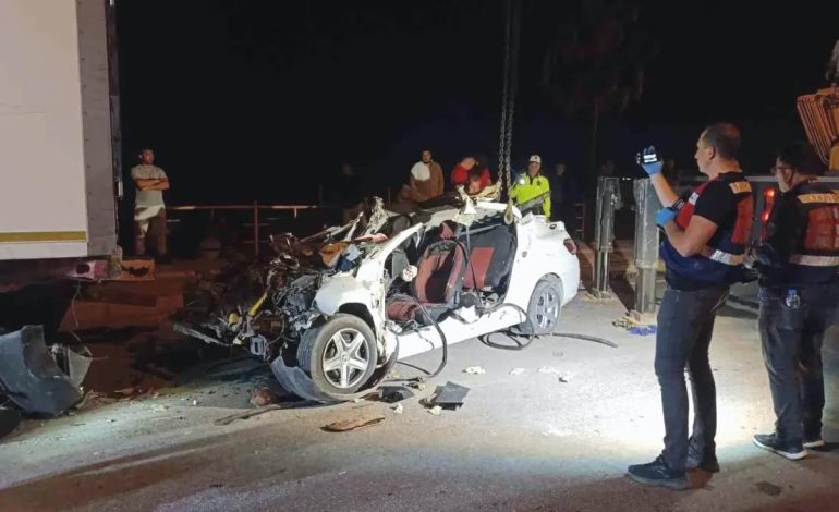 Silifke’de Otomobilin Tıra Çarpması: 2 Ölü
