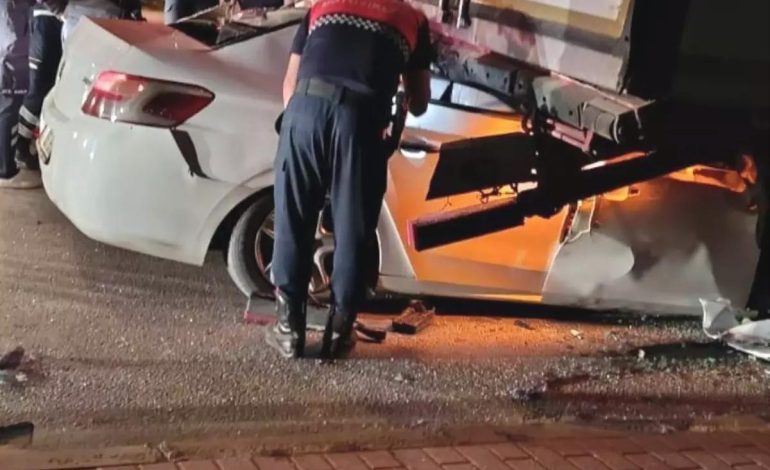 Silifke’de TIR’a Çarpan Otomobilde İki Kişi Hayatını Kaybetti