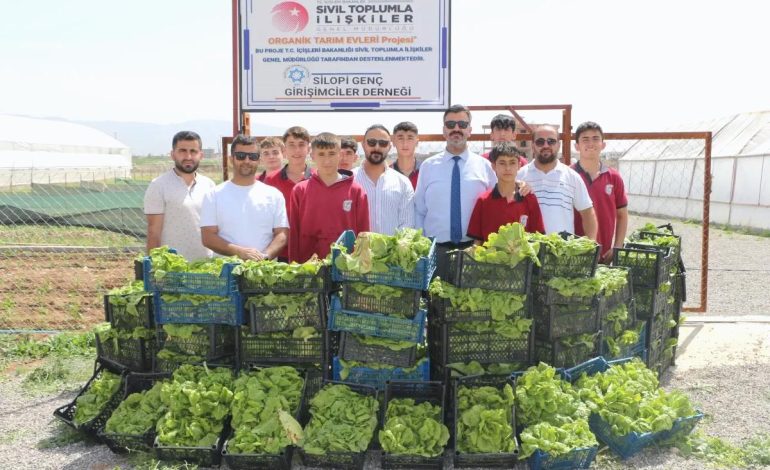Silopi Lisesi Öğrencilerinden Organik Tarım Hasadı