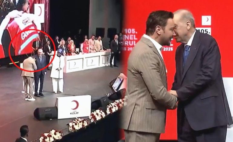 Sinan Akçıl, Erdoğan’ın elini öptü sonra da şarkı söyledi