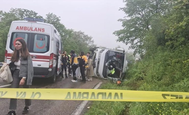 Sinop’ta Öğrenci Otobüsü ile Otomobil Çarpıştı: 18 Yaralı