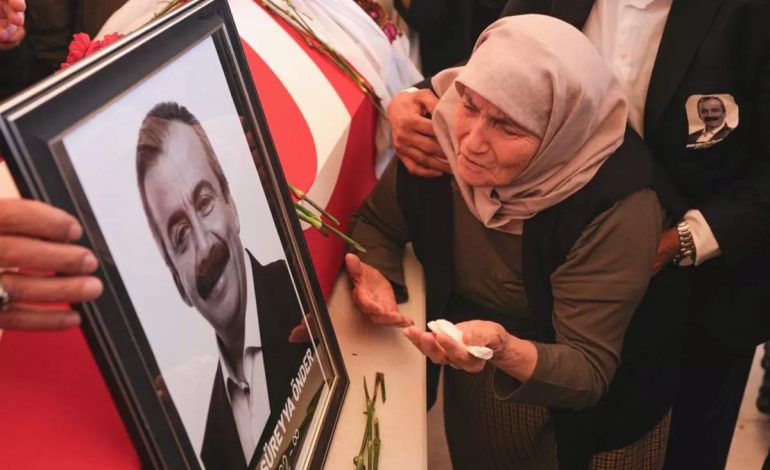 Sırrı Süreyya Önder’in annesi tabuta sarılıp ağıt yaktı