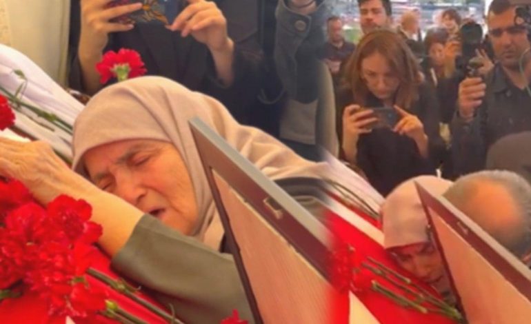 Sırrı Süreyya Önder’in annesi tabutun başında gözyaşlarına boğuldu: ‘Niye bana küstün…’