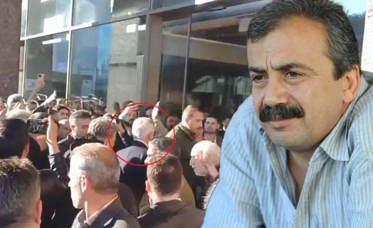 Sırrı Süreyya Önder’in hayatını kaybettiği hastaneye giden Mehmet Metiner yuhalandı