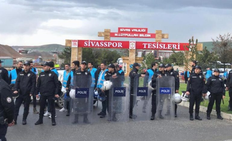 Sivasspor taraftarından tesislerin önünde protesto