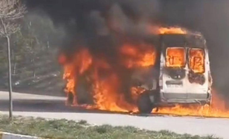 Sivas’ta servis minibüsü alev aldı