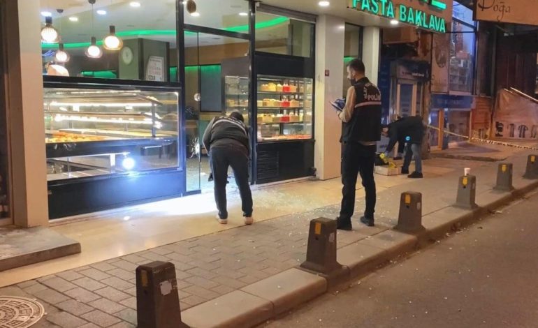 Sokakta karşıladığı husumetlileri sığındığı kafeyi kurşunladı