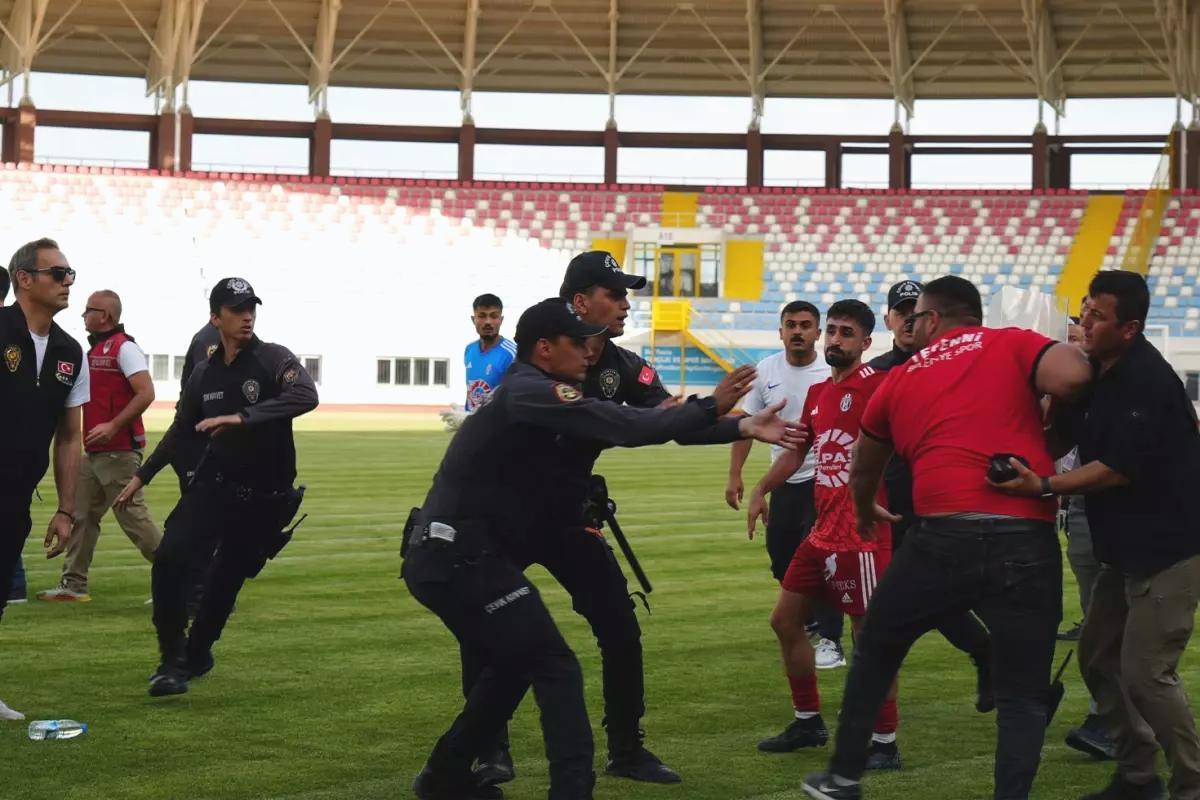 Son dakika golü sahayı karıştırdı! Çevik kuvvet sahaya indi