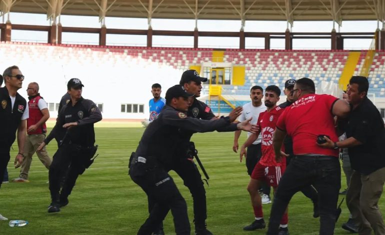 Son dakika golü sahayı karıştırdı! Çevik kuvvet sahaya indi