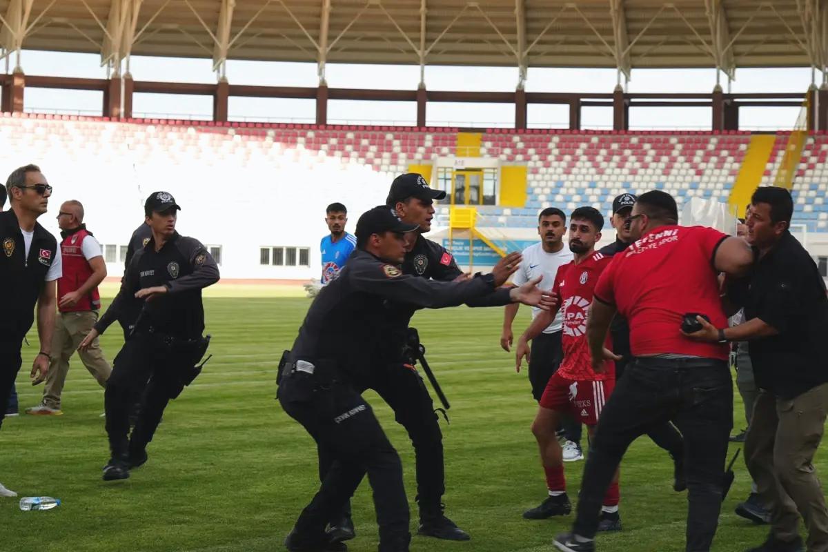 Son dakika golü sahayı karıştırdı! Çevik kuvvet sahaya indi
