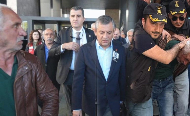 Son Dakika… Özgür Özel’e yumruk atan saldırganın gözaltı görüntüleri ortaya çıktı