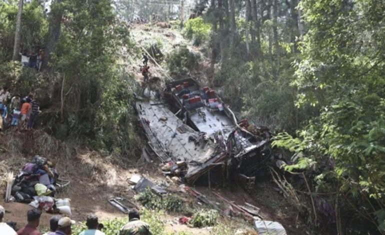 Sri Lanka’da yolcu otobüsü uçuruma yuvarlandı: 21 ölü