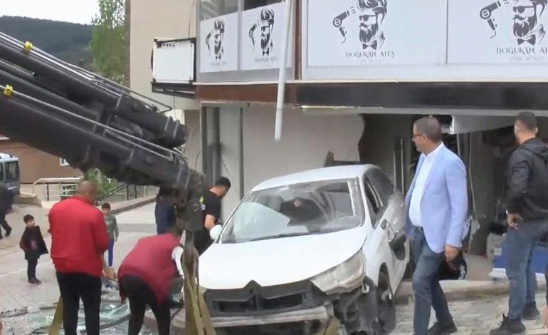 Sultanbeyli’de otomobil iş yerine böyle girdi! Ölümden döndüler