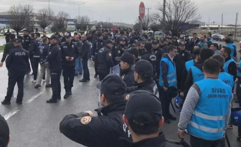 Süper Lig’in köklü takımına şok protesto: Taraftar tesisi bastı
