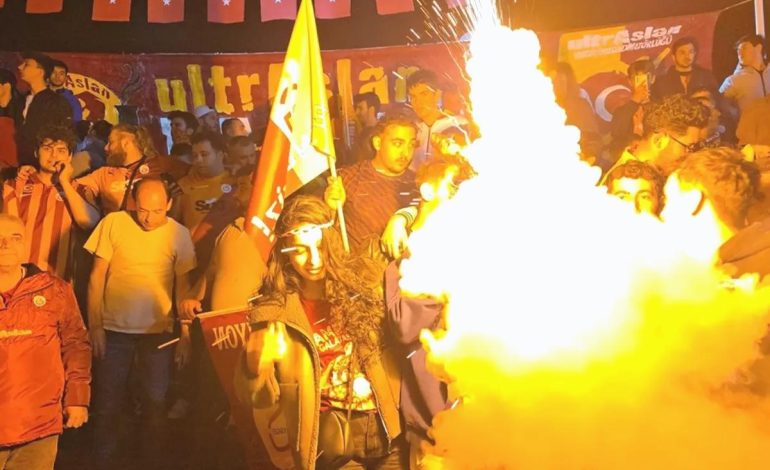 Taraftarlar sokaklardan taştı! Ülkenin birçok noktasında şampiyonluk kutlaması