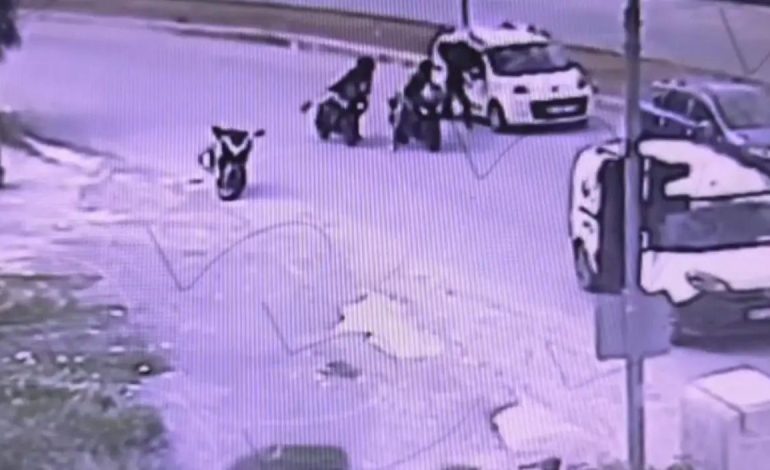 Tarsus’ta Motosikletli Sürücü Kaskla Araca Saldırdı
