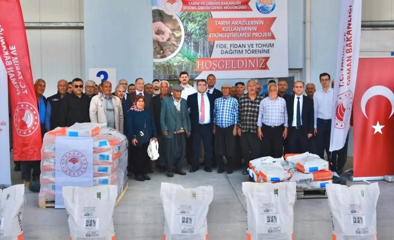 Tarsus’ta Yerli Ayçiçeği Tohumu Dağıtımı