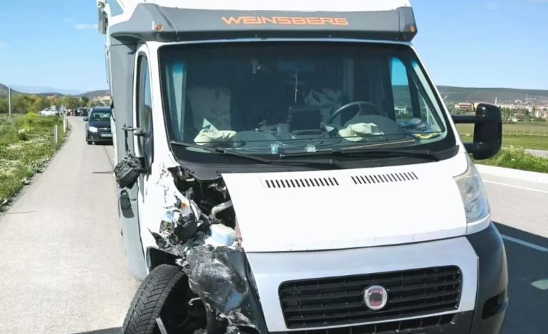 Tavşanlı’da Karavan ve Minibüs Çarpıştı: 1 Yaralı