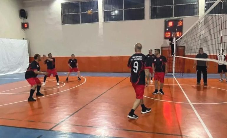 Tavşanlı’da Öğretmenler Arası Voleybol Heyecanı
