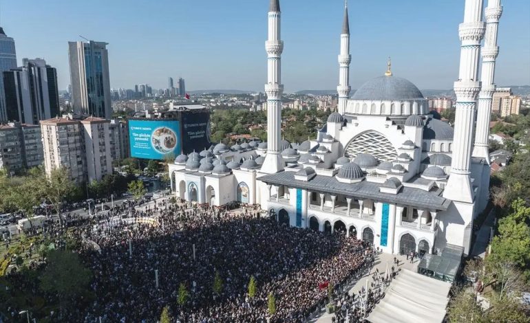 TBMM Başkanvekili Sırrı Süreyya Önder, Zincirlikuyu Mezarlığı’nda Toprağa Verildi