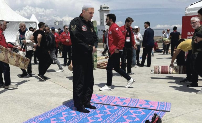 TEKNOFEST’in en dikkat çeken karesi: Cuma namazını birlikte kıldılar