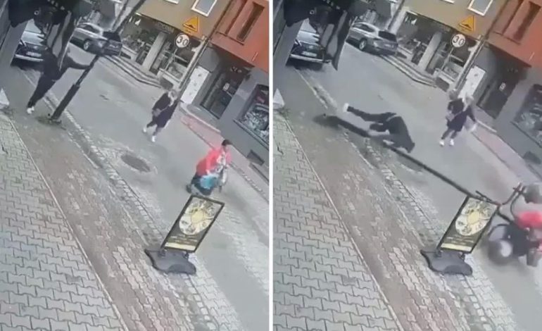 Telefonla konuşurken yaslandığı sokak lambası bir kadının üzerine devrildi