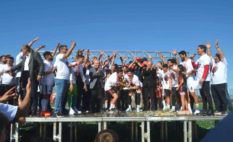 TFF 3. Lig’e yükselen Denizli İdmanyurdu şampiyonluk kupasını kaldırdı