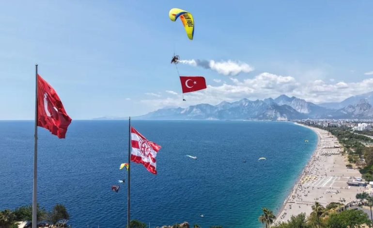 THK’dan 19 Mayıs Coşkusu: Paramotor Gösterisi