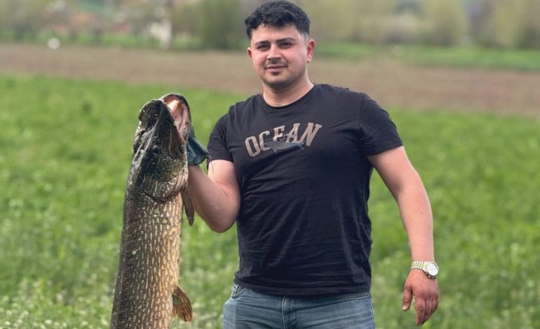 Tokat’ta tuttuğu 14 kiloluk turnayı bebek gibi kucağında salladı