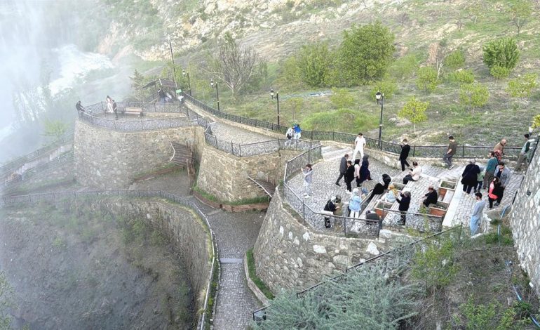 Tortum Şelalesi’nde bahar coşkusu
