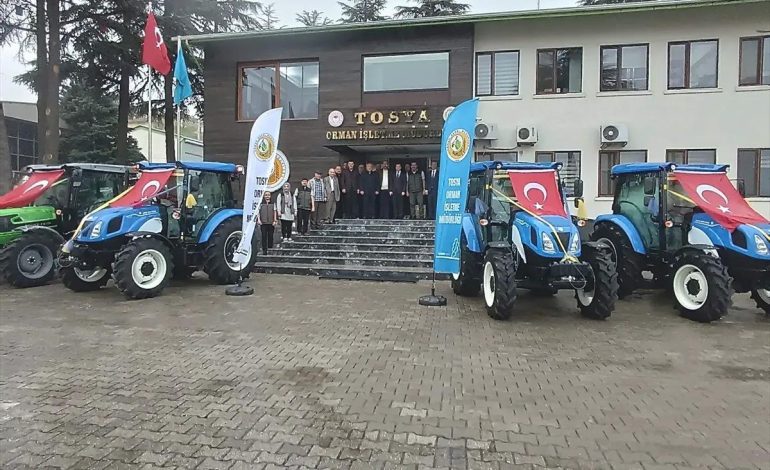 Tosya’da ORKÖY Projesiyle Traktörler Dağıtıldı