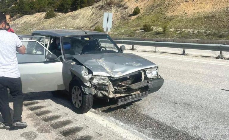 Tosya’da Otomobilin Kamyona Çarpması Sonucu 2 Yaralı