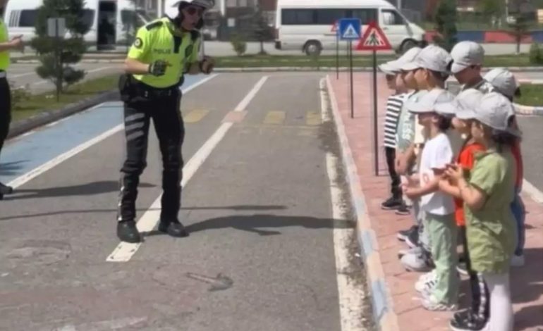 Trafik Polisi Çocuklara Güven Verdi
