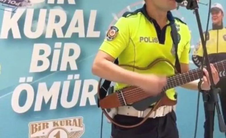 Trafik Polisi Müzikle Farkındalık Yarattı
