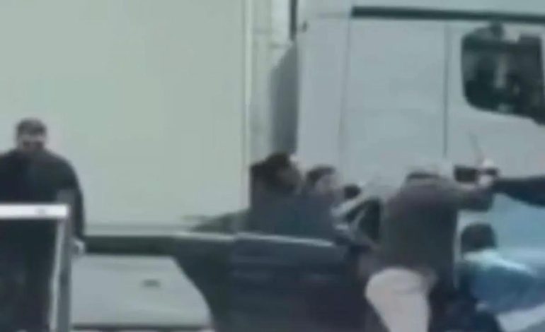 Trafikte Tartışma: Satırla Saldırı