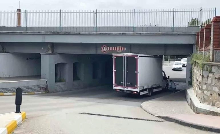 Tren Yolu Alt Geçidinde Araç Sıkıştı