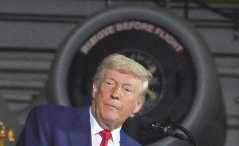 Trump, ekonominin daralmasından Biden’ı sorumlu tuttu