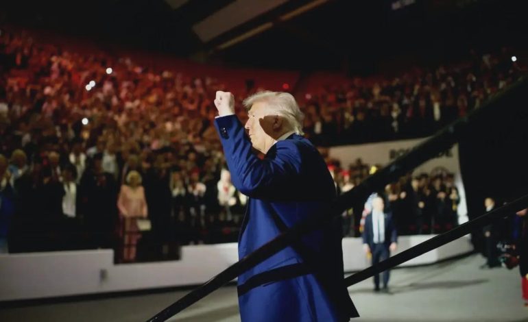Trump’tan göçmenlere ücretsiz uçuş kararı