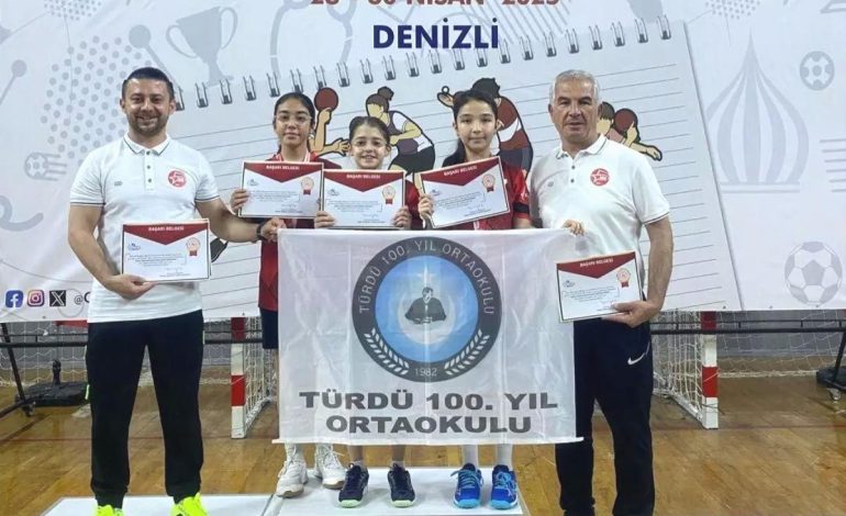 Türdü 100. Yıl Ortaokulu Kız Takımı Şampiyon