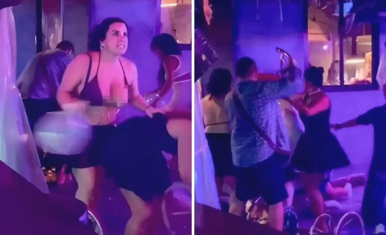 Turistler arasında çıkan bıçaklı kavgayı ayırmak isterken üstü açıldı