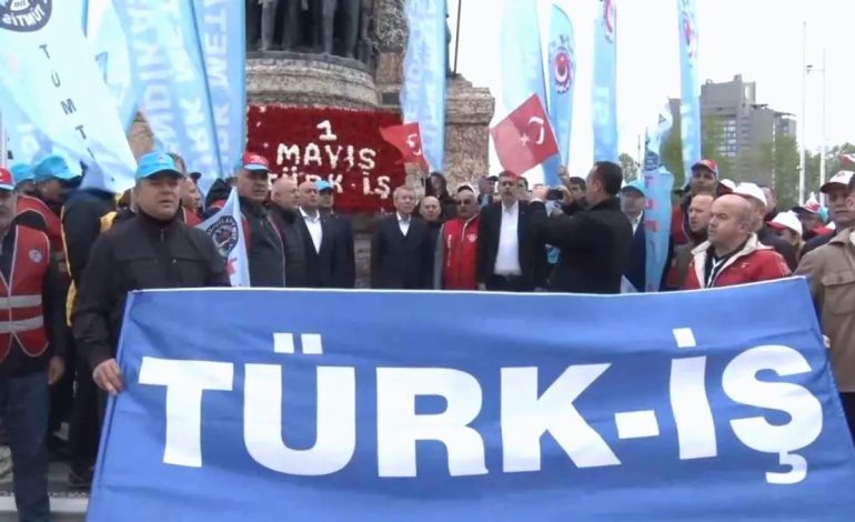 TÜRK-İŞ ve Birleşik Kamu-İş Taksim’de Çelenk Bıraktı