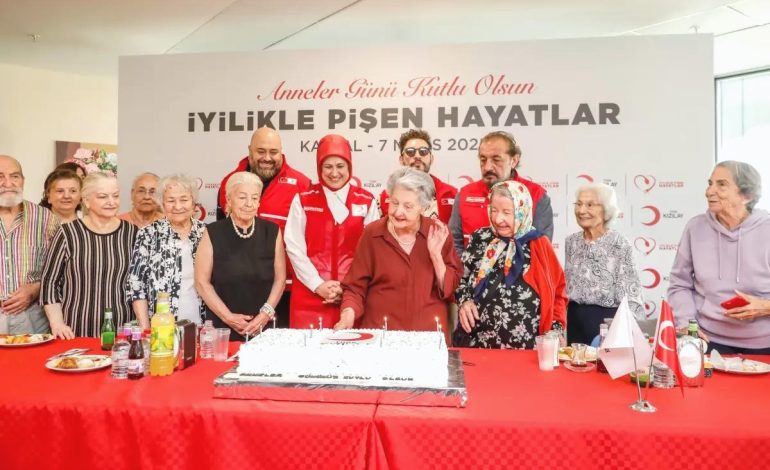 Türk Kızılay Anneler Günü’nü Deprem Bölgesinde Kutladı