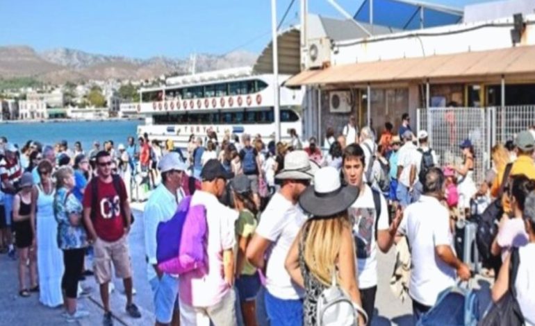 Türk turistlere Ege adalarında kapıda vize uygulaması başladı, uyarılar arka arkaya geldi