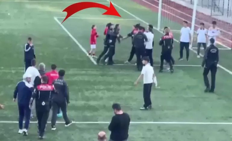 U-15 Futbol Ligi şampiyonluk maçında ortalık karıştı! Polis sahaya indi
