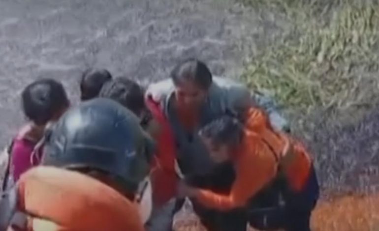 Uçak kazasından sağ çıktılar, timsahlarla dolu bataklığa düştüler: Canlı canlı yenmekten zor kurtuldular